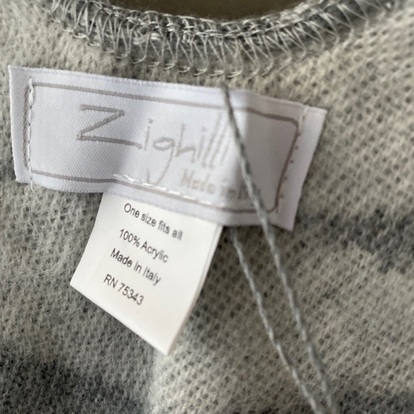 NWT - OS Grey Patterned Sweater - Picture 4 of 5